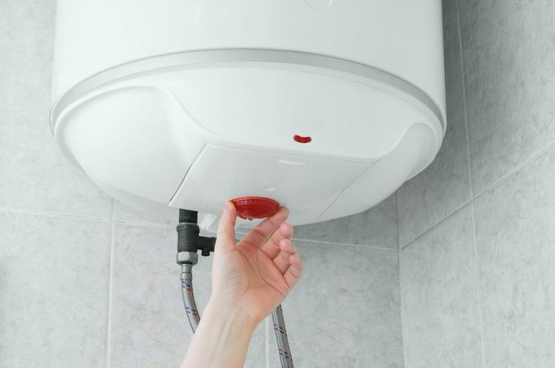 Chauffe-eau en panne : faut-il r&eacute;parer ou remplacer l'appareil ?