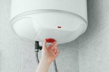 Chauffe-eau en panne : faut-il r&eacute;parer ou remplacer l'appareil ?